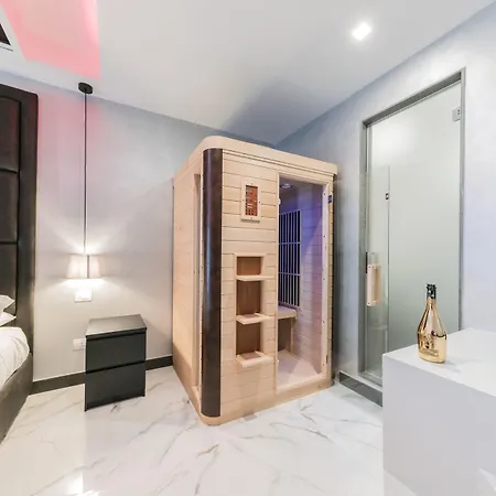 Comola Luxury Suite-2